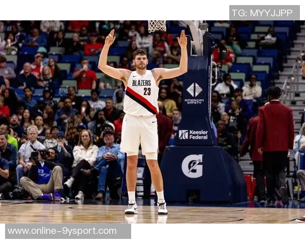 克林根在比赛中受伤手臂不适开拓者媒体人希望只是轻伤无大碍