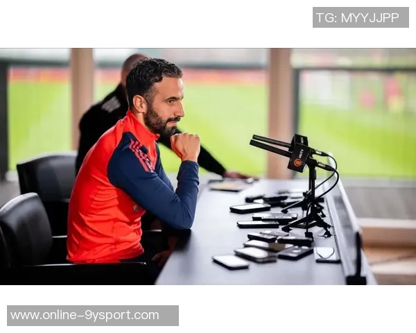 B费与阿莫林助教咖啡会面引发关注后者曾负责曼联定位球战术 B费与阿莫林助教咖啡会面引发关注后者曾负责曼联定位球战术